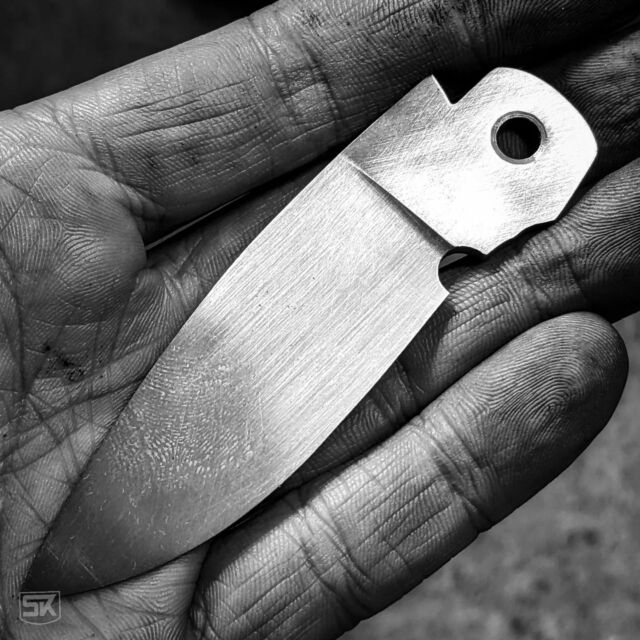 Handsanding starts to reveal the beauty of this blade.
.
#handsanding #thegrind #grind #simplyknives #customknife #customknives #knifefanatics #metalwork #knifestagram #artisan #knifemaker #knife #cutlery #knifeporn #bladesmith #bladesmithing #knives #handmade #diy #knifemaking #messer #handarbeit #handwerk