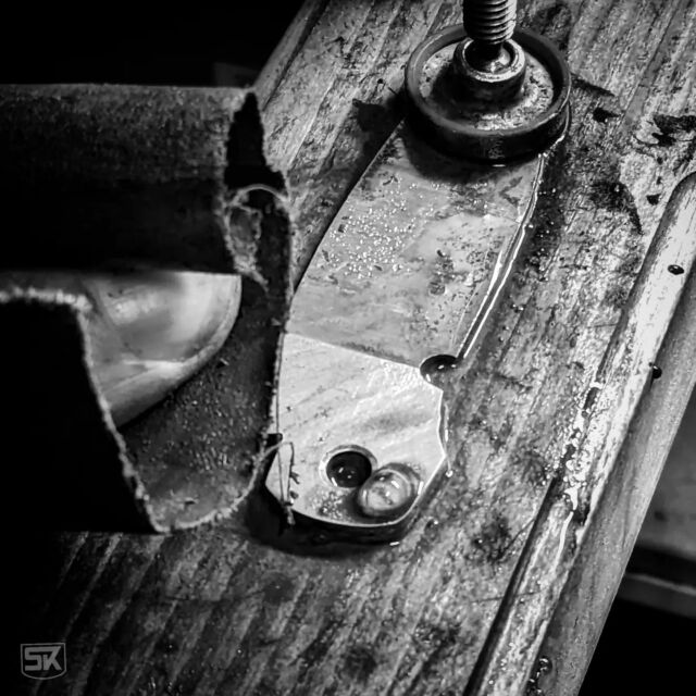 Mechanic fit is ready, now on to the grind. Handsanding to make everything beautiful.
.
#handsanding #fildingknife #folder #simplyknives #customknife #customknives #knifefanatics #metalwork #knifestagram #artisan #knifemaker #knife #cutlery #knifeporn #bladesmith #bladesmithing #knives #handmade #diy #knifemaking #messer #handarbeit #handwerk