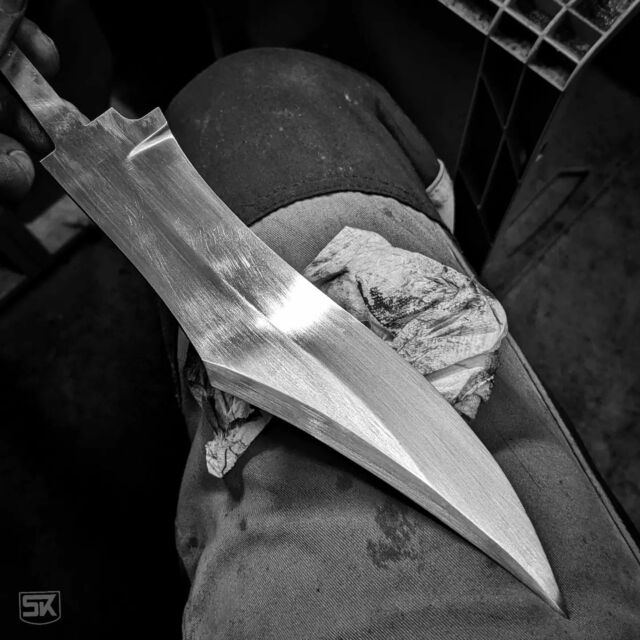 False edge done, now on to the handsanding ð± first side getting somewhere but far from done.
.
#handsanding #elbowgrease #meditation #simplyknives #customknife #customknives #knifefanatics #metalwork #knifestagram #artisan #knifemaker #knife #cutlery #knifeporn #bladesmith #bladesmithing #knives #handmade #diy #knifemaking #messer #handarbeit #handwerk #bowiemesser #bowieknife #bowie