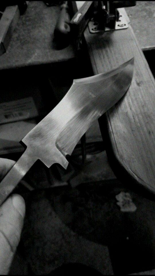 400 grit finished and we are getting somewhere #knifemaker #ellbowgrease #handsanding #bowie #knife