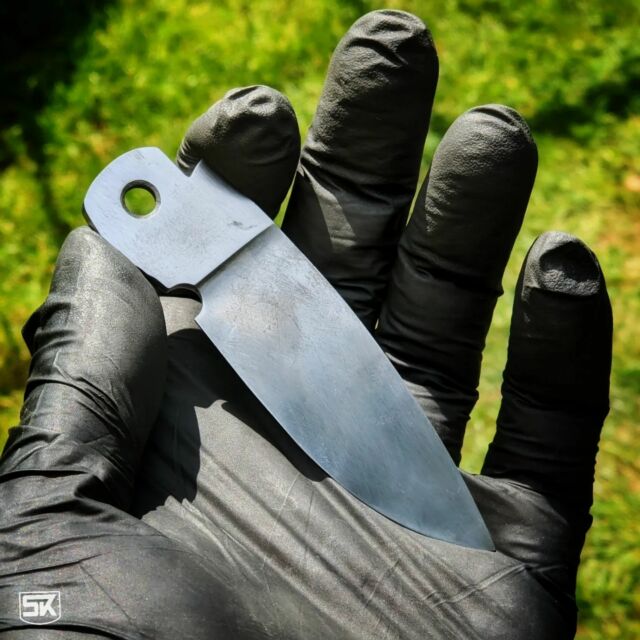 Another project. The blade of a folding knife.
.
#simplyknives #customknife #customknives #knifefanatics #metalwork #knifestagram #artisan #knifemaker #knife #cutlery #knifeporn #bladesmith #bladesmithing #knives #handmade #diy #knifemaking #messer #handarbeit #handwerk