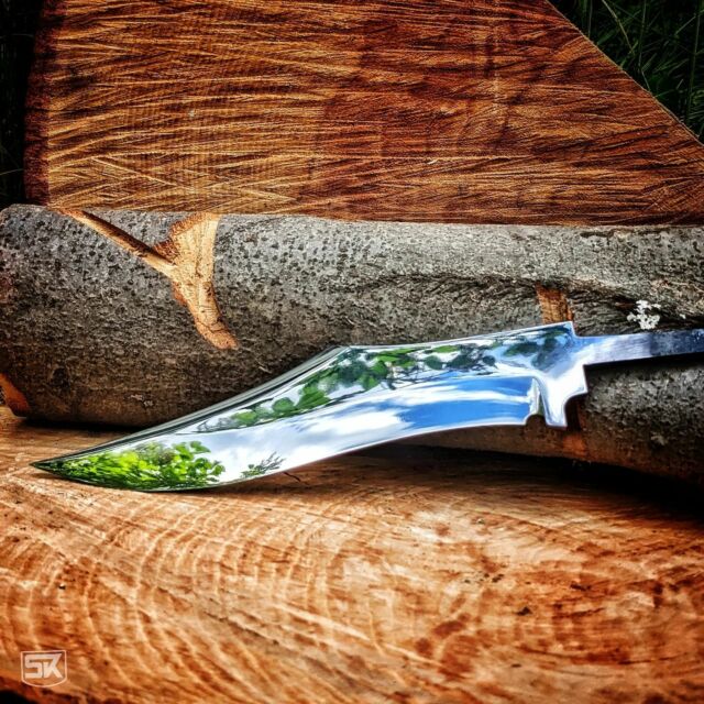 Now I can see the clouds and trees just fine. This is what I was aiming for, besides beeing dirt and sweaty.
.
#mirrorfinish #polished #mirrorpolish #knifefanatics #knifework #knife #knifestagram #knifemakers #knifemaker #simplyknives #hochglanz #messer #messermacher